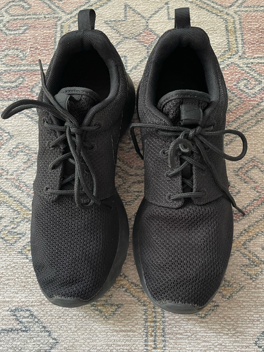 Nike Men's Roshe Run All-Black Lightweight Athletic Trainers - size M6/W7.5